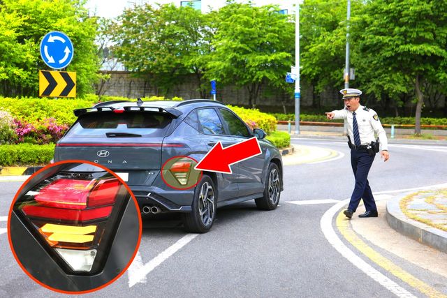 회전교차로에서 방향지시등을 켜지 않은 채 운행하는 차량 /제작=오토트리뷴