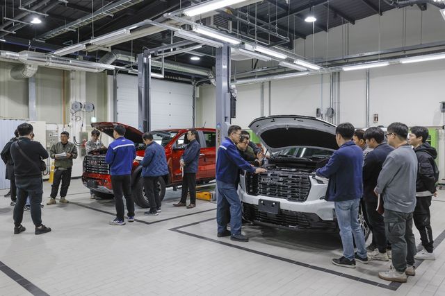 GM 차량 정비 기술 현장 실습에 참여하고 있는 정비사들 /사진=한국 GM