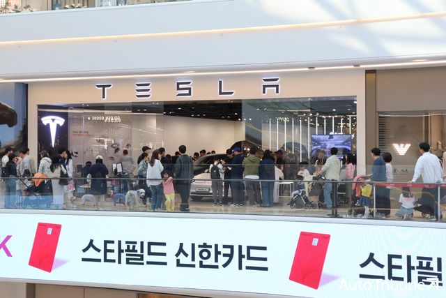 스타필드 하남 테슬라 전시장에 길게 늘어선 대기줄 /사진=양봉수 기자