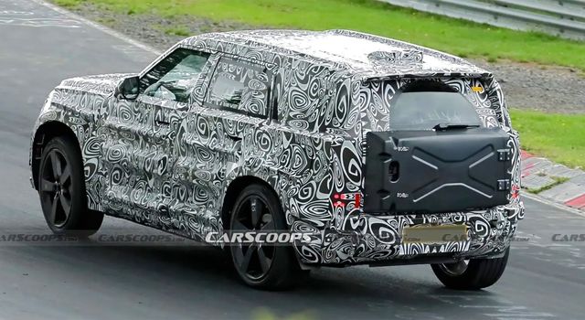 베이비 디펜더로 불리는 랜드로버의 신형 SUV 테스트카 /사진=Carscoops