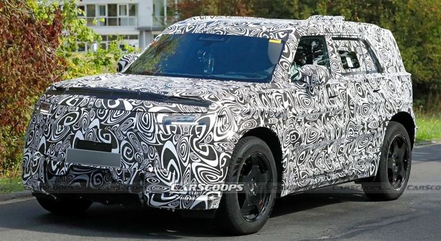 베이비 디펜더로 불리는 랜드로버의 신형 SUV 테스트카 /사진=Carscoops