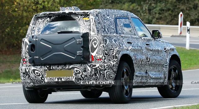 베이비 디펜더로 불리는 랜드로버의 신형 SUV 테스트카 /사진=Carscoops