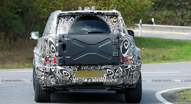 베이비 디펜더로 불리는 랜드로버의 신형 SUV 테스트카 /사진=Carscoops