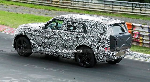 베이비 디펜더로 불리는 랜드로버의 신형 SUV 테스트카 /사진=Carscoops