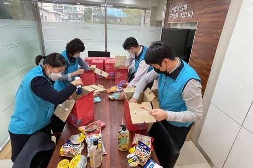 신협 임직원들이 온세상 나눔캠페인을 통해 에너지 취약계층에 전달할 난방용품과 생필품을 어부바박스에 포장하고 있다. (사진=신협중앙회)
