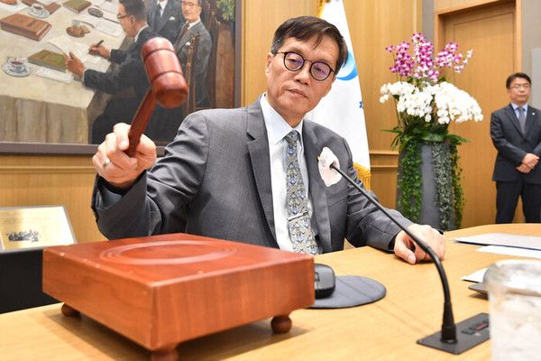 이창용 한국은행 총재가 19일 서울 중구 한국은행에서 열린 금융통화위원회 본회의에서 의사봉을 두드리고 있다.&nbsp;