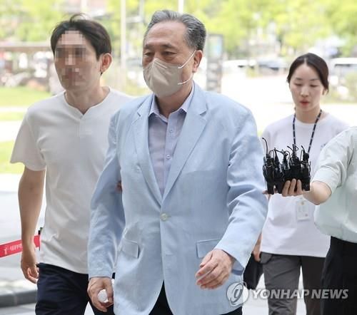 박차훈 새마을금고중앙회장이 구속 전 피의자 심문(영장심사)을 받기 위해 서울동부지법으로 들어서고 있다. (사진=연합뉴스)