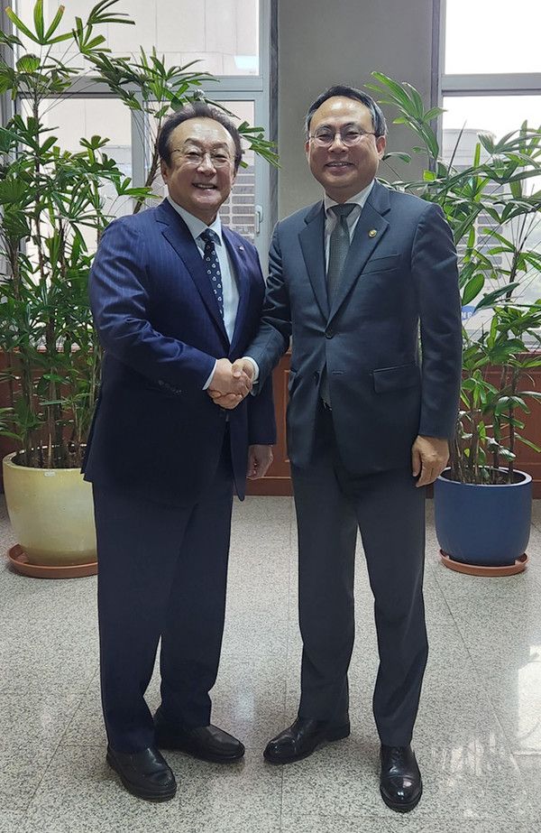 김인 새마을금고중앙회 직무대행(왼쪽)이 27일 고기동 행정안전부 차관을 만나 새마을금고 혁신방안 등을 논의했다. &nbsp;(사진=새마을금고중앙회)