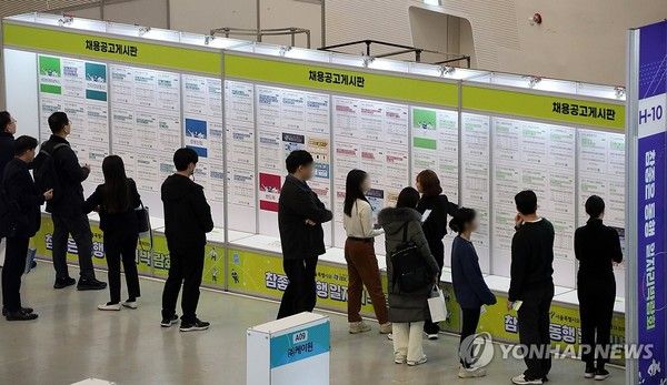 21일 서울 중구 동대문디자인플라자(DDP) 아트홀 1관에서 열린 '참 좋은 동행 일자리 박람회'를 찾은 시민들이 채용 게시판을 살펴보고 있다.(사진=연합뉴스)