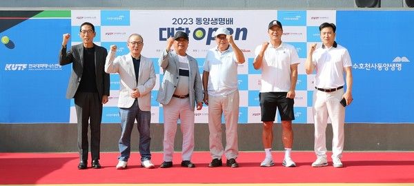 지난 4일 장충테니스장에서 개최된 &nbsp;‘2023 동양생명배 대학오픈’ 개회식에서 저우궈단 동양생명 CEO(오른쪽 세번째), 최종명 한국대학테니스연맹 회장(왼쪽 두번째), 최성현 서울시테니스협회장(왼쪽 세번째) 등 주요 참석자들이 기념촬영을 하고 있다. (사진=동양생명)&nbsp;