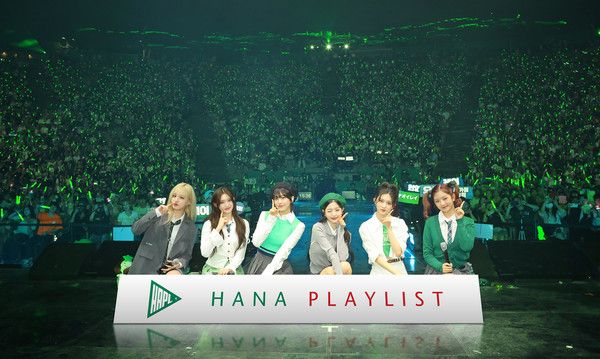 지난 17일 콘서트의 마지막 순서로 등장해 피날레를 장식한 걸그룹 'IVE'가 관객들과 함께 셀카를 찍으며 모두에게 하나의 추억이 될 순간을 만들고 있다. (사진=하나은행)