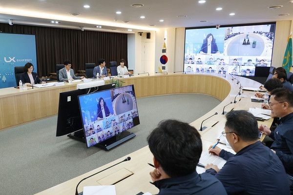 ‘2023년도 제3회 지적사업처장 회의’에 참석한 오애리 지적사업본부장을 비롯한 지적사업실·처장들이 지적측량 서비스의 혁신방안에 관해 논의하고 있다. (사진=LX공사)&nbsp;&nbsp;&nbsp;