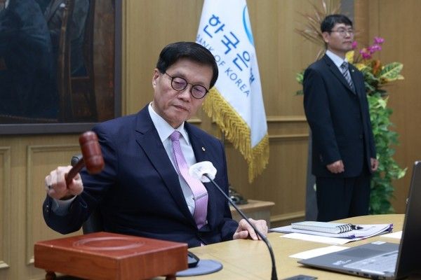 이창용 한국은행 총재가 11일 열린 금융통화위원회 통화정책방향회의에서 의사봉을 두드리고 있다.