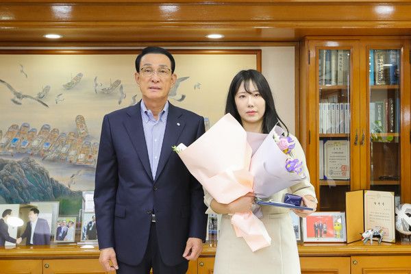 노동진 수협중앙회장(왼쪽)이 지난 11일 서울 송파구 본사에서 보이스피싱 범죄를 막은 당진수협 천안지점 고지은 직원과 함께 기념사진을 촬영하고 있다. (사진=수협중앙회)