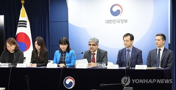 국제통화기금(IMF) 라훌 아난드 한국미션 단장이 20일 오전 정부서울청사에서 IMF-한국 연례협의결과를 발표하고 있다. (사진=연합뉴스)