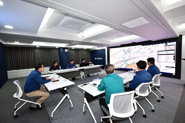 노동진 수협중앙회장이 8일 서울 본부 안전조업조업상황실에서 제주 해상에서 어선이 침몰해 실종된 선원에 대한 구조 대책을 논의하는 긴급 상황 점검 회의를 주재하고 있다. (사진=수협중앙회)