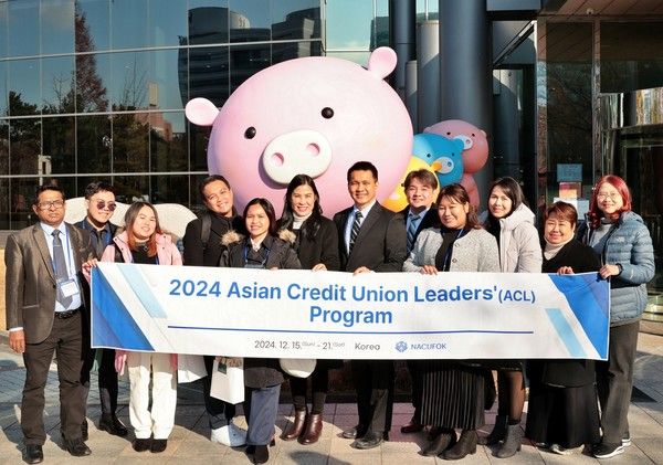 ‘2024년 아시아 신협 리더 프로그램(ACL)’에 참여한 관계자들이 기념사진을 촬영하고 있다. (사진=신협중앙회)