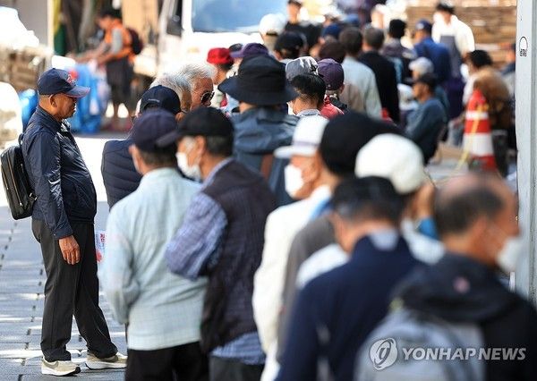 노인의 날인 지난 10월 2일 서울 종로구 탑골공원 원각사 노인 무료급식소 앞에 어르신들이 점심식사를 위해 줄지어 서 있다. (사진=연합뉴스)