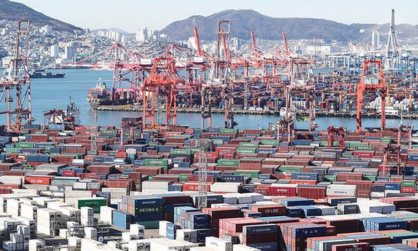 11월 산업생산이 자동차 파업 등 영향으로 3개월 연속 감소했지만 소비는 석달만에 증가세로 반등했다.&nbsp;