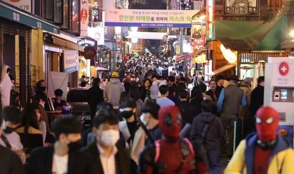 정부는 소상공인 지원 방안의 하나로 올해 상반기에 한해 전통시장 사용분 소득공제율을 현행 40%에서 80%로 상향하는 방안을 추진한다.