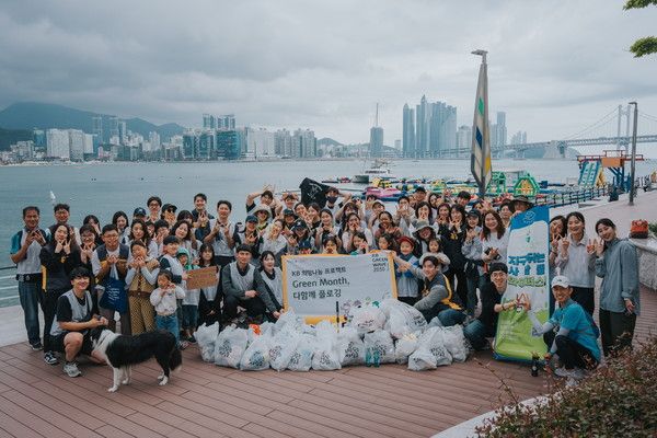 KB국민은행 직원들이 부산 광안리 해수욕장에서 'Green Month, 다함께 부산 플로깅' 행사를 실시하고 기념촬영을 하고 있다. (사진=KB국민은행)