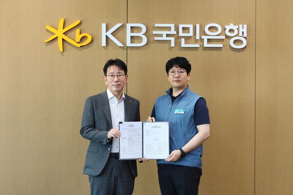 26일 KB국민은행 신관 회의실에서 열린 '2024년 2·4분기 노사협의회 조인식'에서 이재근 KB국민은행장(왼쪽)과 김정 KB국민은행지부 위원장이 기념사진을 촬영하고 있다. (사진=KB국민은행)
