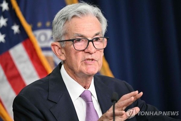 파월 연준 의장이 18일(현지시간) 4년반 만의 금리 인하 결정을 설명하고 있다. (사진=연합뉴스)