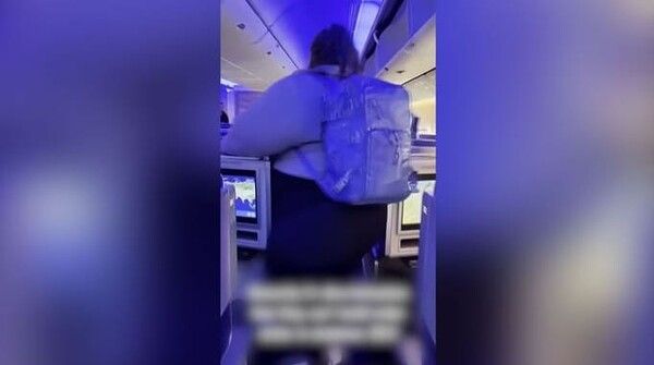 좁은 비행기 통로로 논란이 일어났던 틱톡의 한 영상 / 온라인 커뮤니티