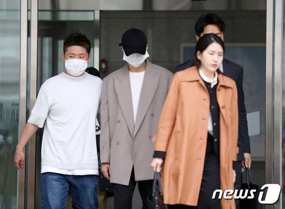 그룹 신화의 신혜성(44·본명 정필교)이 20일 오후 서울동부지방법원에서 열린 선고 공판에서 징역 6월 집행유예 1년을 선고받은 후 법정을 나서고 있다. / 이하 뉴스1