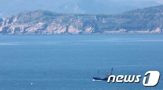 지난해 10월 인천 옹진군 연평도에서 바라본 북방한계선(NLL) 인근 해역 사진이다. / 뉴스1