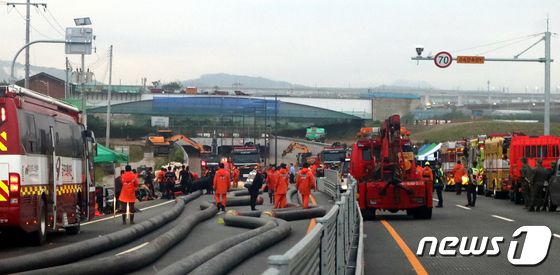 16일 오전 충북 청주시 오송읍 궁평2지하차도 실종자에 대한 수색 작업이 진행되고 있다./뉴스1