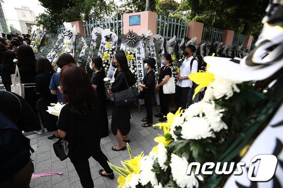 20일 오후 서울 서초구의 한 초등학교에서 최근 극단적 선택을 한 이 학교 교사를 추모하기 위한 교사들의 발걸음이 이어지고 있다. /뉴스1