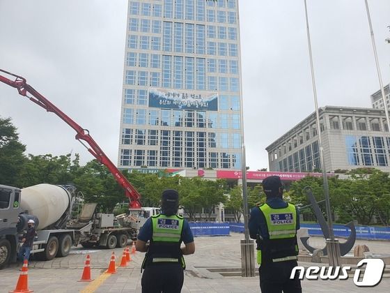 16일 오전 11시쯤 부산시청 광장 인근에 경찰이 배치돼 있다. 2023.8.16/뉴스1 노경민 기자