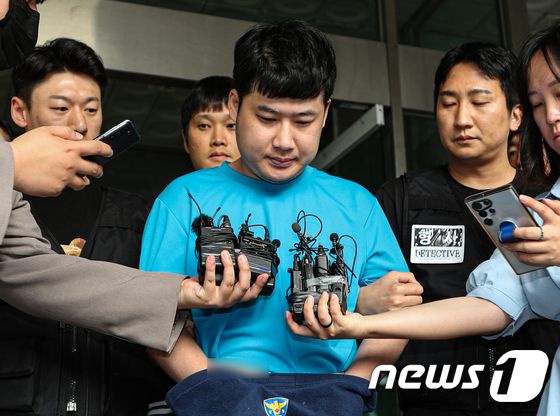 신림동 흉기난동 피의자 조선(33·남)이 지난달 28일 서울 관악경찰서에서 검찰에 구속 송치되고 있다. 조선은 지난 21일 오후 2시7분쯤 신림동 인근 상가 골목에서 흉기를 휘둘러 1명을 숨지게 하고 3명에게 중상을 입힌 혐의를 받는다. / 뉴스1(공동취재)