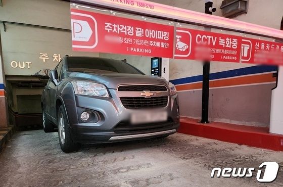 6월27일 오전 인천 남동구 논현동 한 상가건물에 트랙스 차량이 진출입로를 6일째 막은 채 세워져 있다. 이 차량은 건물 관리 주체가 양분화 되면서 분쟁이 이어지던 중, 주차 차단기가 설치된 뒤 차량을 세워둔 채 사라졌다. ./ 뉴스1