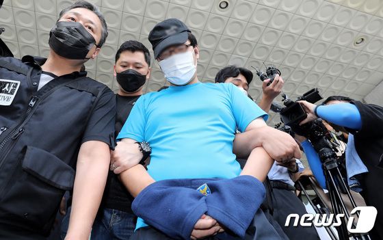 한낮에 서울 관악구 신림동 공원 인근 등산로에서 여성을 무차별적으로 폭행하고 성폭행한 혐의를 받는 30대 최모씨가 19일 오후 영장실질심사를 받기 위해 서울 관악경찰서를 나서고 있다. 경찰 조사에서 최씨는 "강간을 목적으로 4개월 전에 인터넷을 통해 너클을 구매했다＂면서 ＂집과 가까워 자주 방문했던 범행현장에서 피해자를 발견해 범행을 저질렀다＂고 진술한 것으로 확인됐다. 2023.8.19/뉴스1