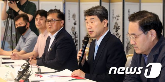 이주호 사회부총리 겸 교육부 장관이 지난 21일 오후 서울 종로구 세종대로 정부서울청사에서 열린 교권 회복 및 보호 강화 방안 마련을 위한 교원단체 간담회에서 모두 발언을 하고 있다. /뉴스1