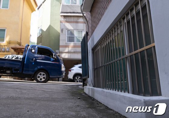 서울 동작구에 위치한 반지하 거주지의 모습. / 이하 뉴스1