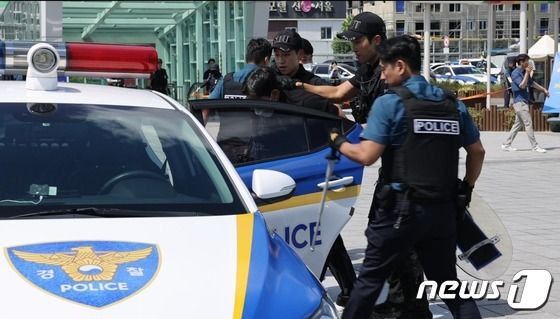 대구경찰청과 경찰특공대, 소방당국 등이 동대구역 광장에서 흉기 난동 범죄에 대한 대응력을 높이기 위해 야외기동훈련을 하고 있다. / 뉴스1