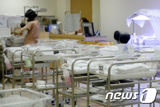 지난해 우리나라 출생아 수는 사상 처음으로 20만 명대를 기록했다. / 이하 뉴스1