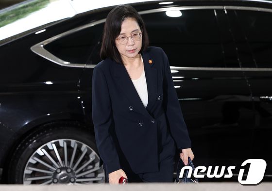 김현숙 여성가족부 장관이 지난 29일 오전 서울 종로구 세종대로 정부서울청사로 출근하고 있다. / 뉴스1