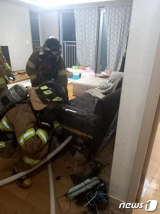 불이 난 아파트 거실(고양소방서 제공) / 뉴스1