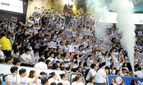 전북 전주시 전주실내체육관에서 전주 KCC 팬들이 파도타기 응원을 하고 있다. / 뉴스1