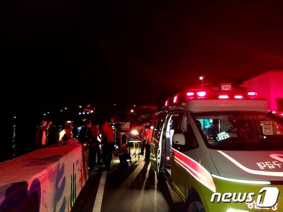 지난 30일 경남 통영시 용남면에서 익수자 구조조치가 이뤄지고 있다. / 거제소방서 제공, 뉴스1