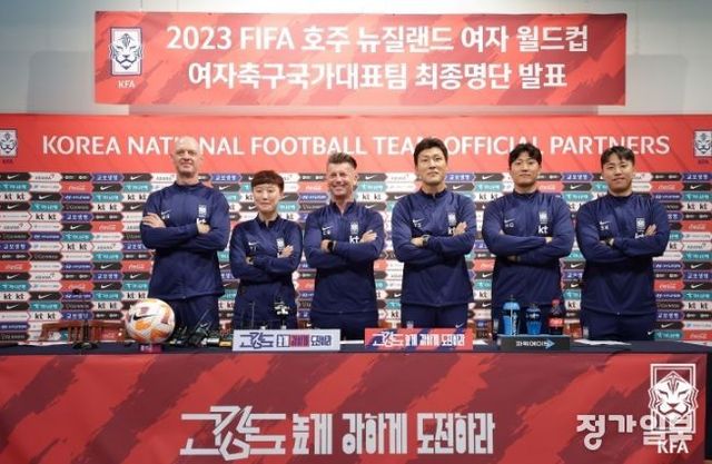 여자대표팀 코칭스태프의 모습. (왼쪽부터) 맷 로스 수석코치, 박윤정 코치, 콜린 벨 감독, 정유석 골키퍼코치, 정현규 피지컬코치, 정상권 전력분석관.