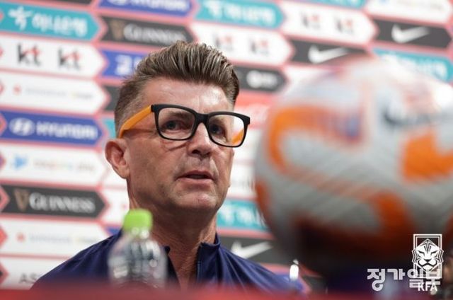 여자대표팀 콜린 벨 감독이 월드컵 최종명단 발표 기자회견에서 취재진의 질문에 답하고 있다.