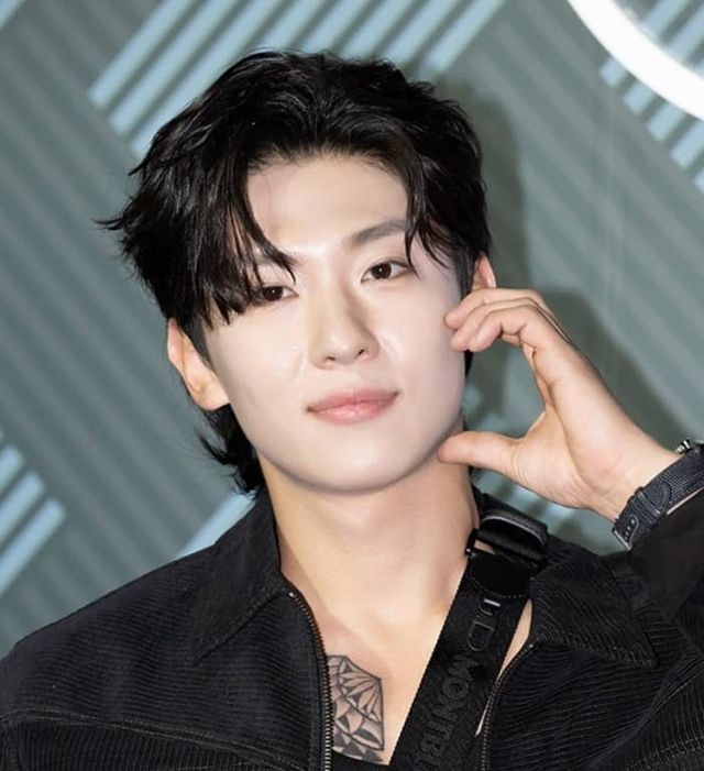 성수동 패션브랜트 팝업 스토어에 참석한 덱스 / 출처 - 온라인 커뮤니티