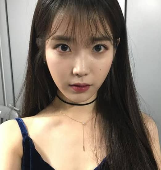 브이넥 원피를 입고 청순 섹시함을 드러낸 아이유 / 출처 - 아이유 인스타그램