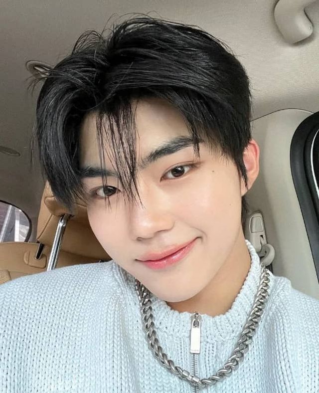 아시안게임 축구 결승전을 언급해 질타를 받고 있는 제로베이스원 박건욱 / 출처 - 박건욱 인스타그램