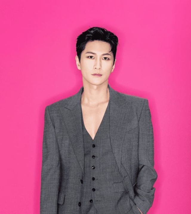 박은태에게 달려들었던 30대 여성 A씨는 “왜 나를 못 알아보냐”라며 분장실을 위협했다. 출처-더뮤지컬